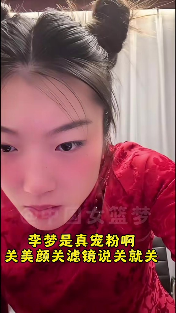 还是好看！李梦直播被网友要求关掉滤镜！李梦：关就关 谁怕谁啊